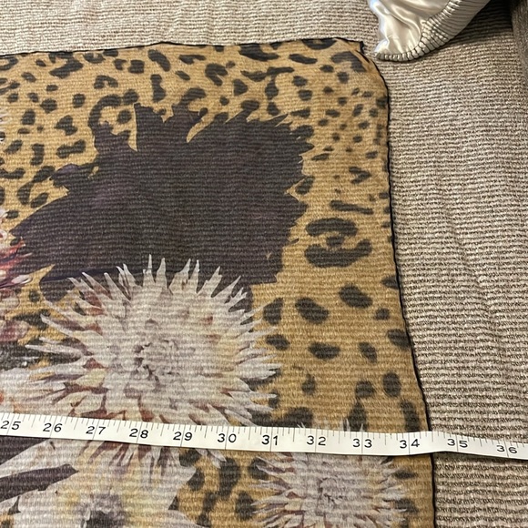 GIVENCY Beautiful and timeless, Fall  Floral Scarf . - Picture 5 of 6